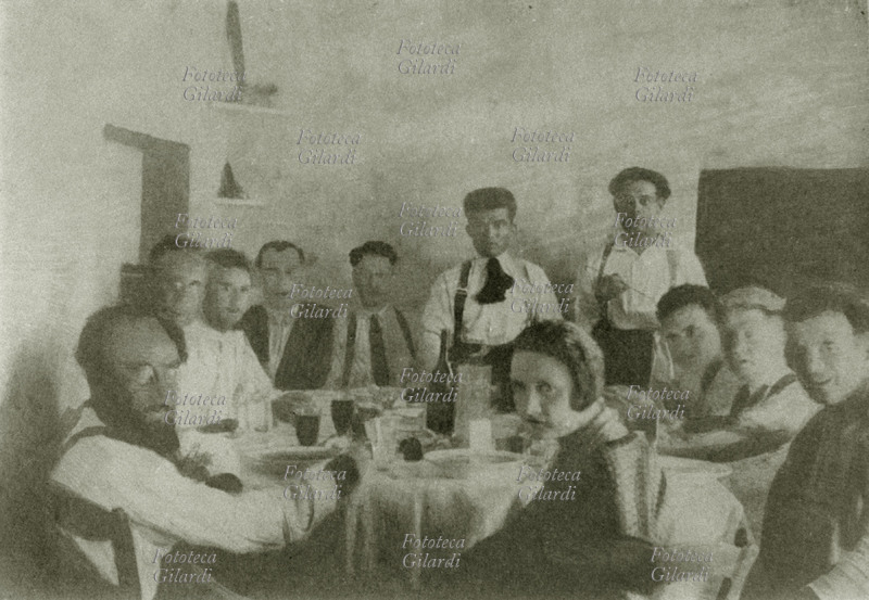 ANTIFASCISMO Isola di Ustica (PA): la mensa di un gruppo di confinati anarchici. A sinistra Fioravante Meniconi (13 ottobre 1893 - 14 aprile 1945). Italia 1927.