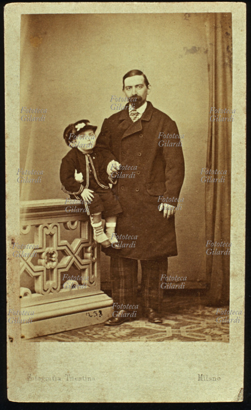 FAMIGLIA padre e figlio bambino in posa. L\