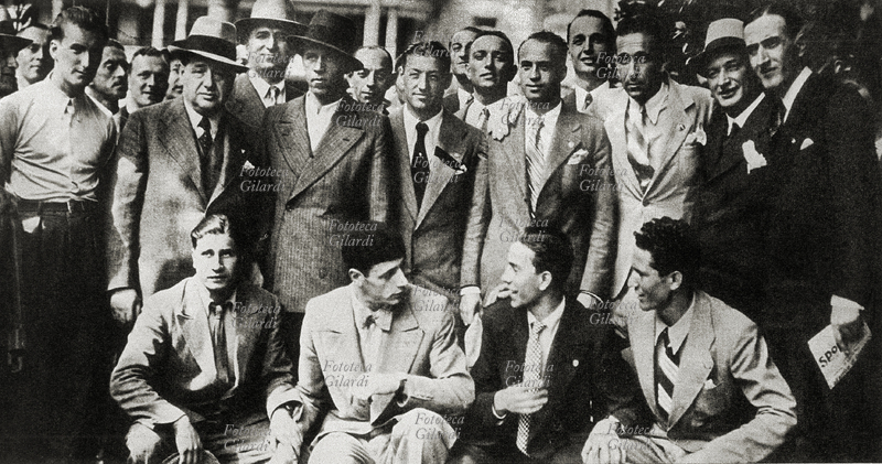 CALCIO Foto di posa dellla squadra Juventus, a Vienna per un incontro di Coppa Europa. Tra gli altri, in piedi da sinistra: Dott. Schwartz, Monateri, Rosetta, Calligaris, Ferrari, Tapparone, Melisi. In ginocchio: Depetrini, Bertolini, Borel II, Varglien II. (da stampa dell\