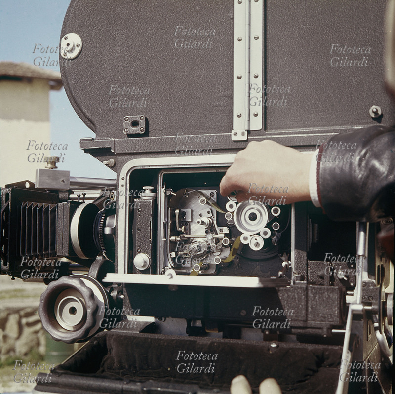 STORIA DEL CINEMA Interno di macchina da ripresa cinematografica per pellicola 35 mm. Fotografia di Ando Gilardi (1921 - 2012) #andogilardi. Cinecittà, Roma 1960 circa.