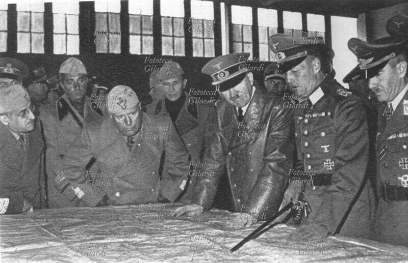 ASSE ROMA-BERLINO fronte russo: Mussolini in una scomoda posizione osserva la carta delle operazioni militari. Hitler non si cura affatto del suo alleato, giugno 1941.