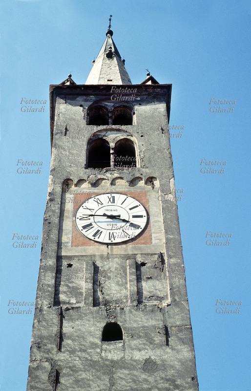 AOSTA campanile romanico della cattedrale, XI secolo (S. Giovanni Battista). Fotografia di Patrizia Piccini, Aosta 1991