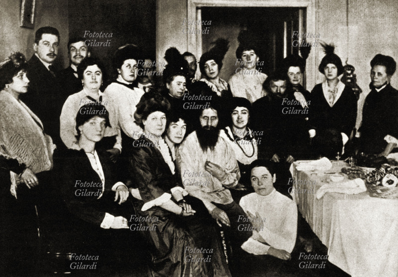 RASPUTIN (Grigorij Efimovic Novych, 1871-1916) Grigorij Rasputin circondato dalla sua corte di devoti , qualche settimana prima del suo assassinio. Russia, 1916