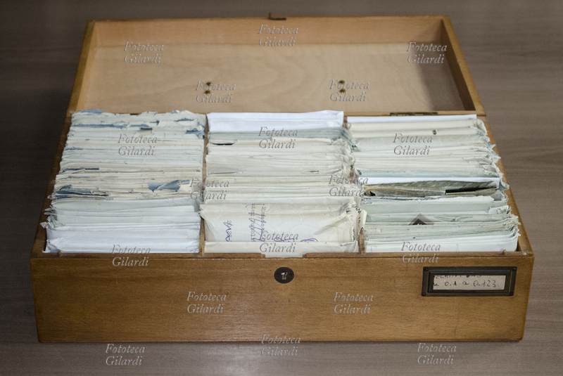 FOTOTECA GILARDI valigetta in legno che dagli anni \