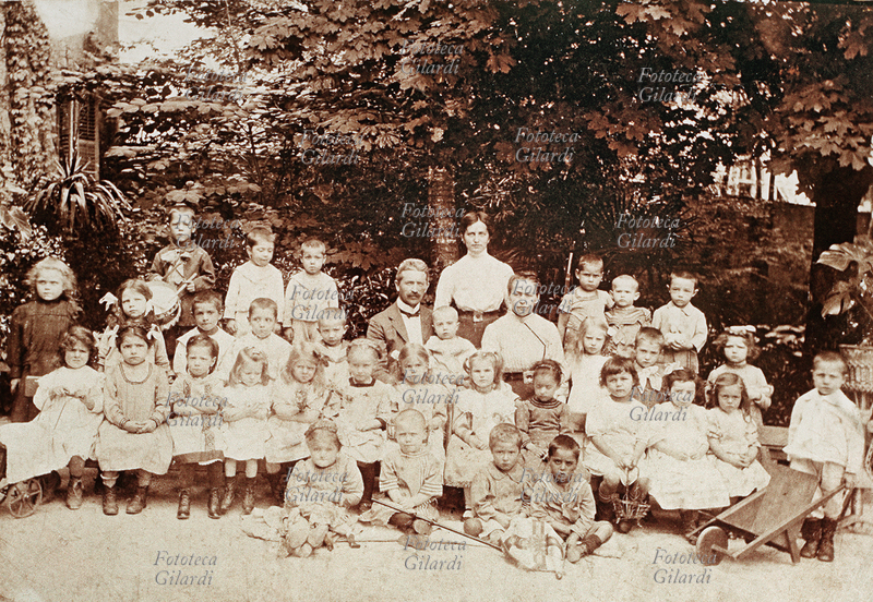 SCUOLA Fotografia ricordo di una scolaresca all\