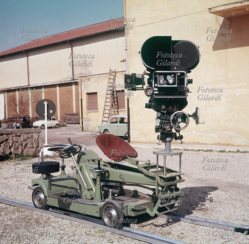 STORIA DEL CINEMA Stabilimento di Cinecittà, macchina da ripresa. Fotografia di Ando Gilardi (1921-2012) #andogilardi, Roma, anni 1950 - 1959.