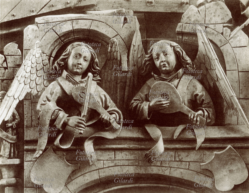 MUSICA Angeli musicanti con ribeca e liuto. La ribeca è lo strumento ad arco medioevale di piccola taglia dal suono più acuto. Provvisto di due o tre corde, è formato da una piccola cassa piriforme di legno duro che costituisce un unico corpo con il manico, sopra il quale è applicata una tastiera. La tavola armonica è provvista di due fori di uscita del suono a forma di C o di semicerchio. La ribeca europea è derivata dal rebab arabo, introdotto in Spagna con l\