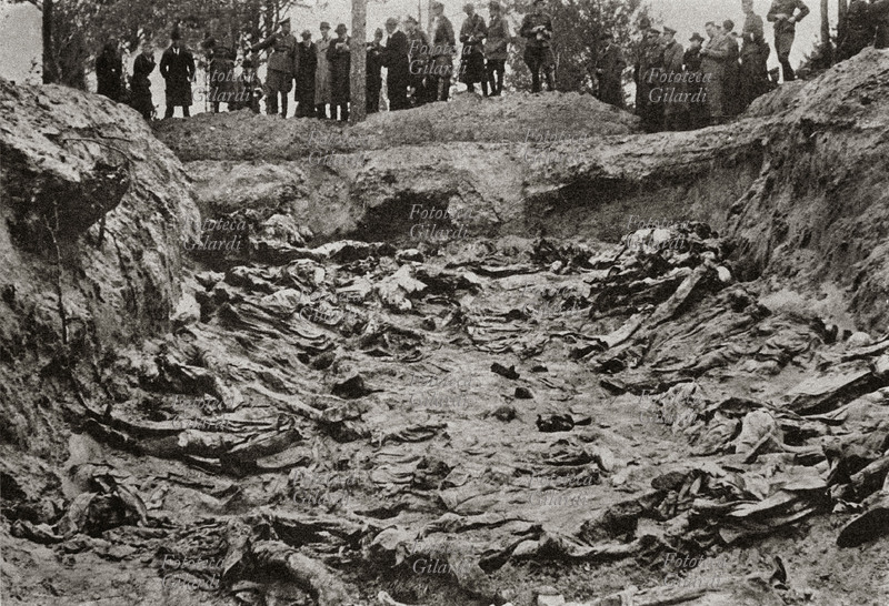 II GUERRA MONDIALE I tedeschi scoprono le fosse di Katyn in cui sono stati seppelliti i militari vittime dell\