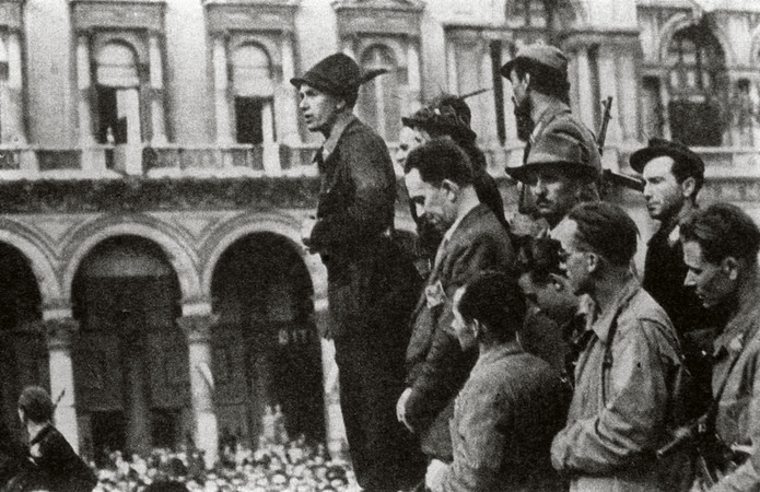 PARTIGIANI IN PIAZZA DUOMO