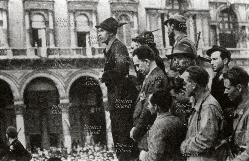 RESISTENZA Il comandante partigiano Cino Moscatelli parla in Piazza Duomo a Milano, aprile 1945.