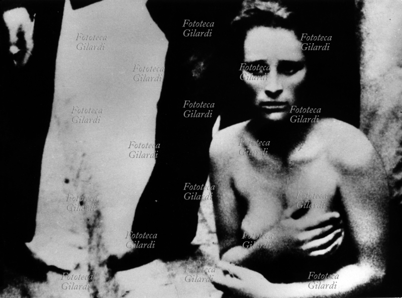 ANTISEMITISMO linciaggio di quattro insegnanti ebree ad opera di alcuni cosiddetti "collaborazionisti" tra la popolazione cittadina di Leopoli: alla rottura del patto Molotov-Ribbentrop, appena le truppe sovietiche hanno abbandonato la città già conquistata alla Polonia e ora invasa dai tedeschi, eccitati dalle sopraggiunte SS i filonazisti sprofondano nella tragicamente consueta pratica del pogroom. In quattro settimane, fra giugno e luglio, la furia antisemita ha provocato 4000 morti. Nell\