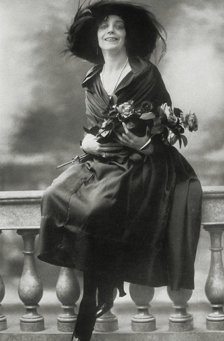 RITRATTO DI DINA GALLI CON MAZZO DI ROSE