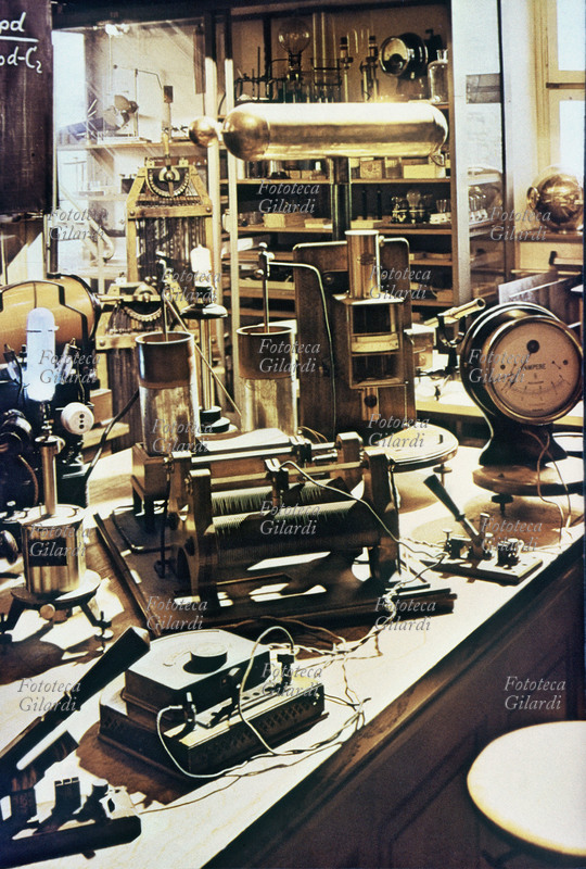 Albert EINSTEIN (1879-1955) Il laboratorio di Zurigo dove, nei primi anni del XX secolo lo scienziato tedesco, formulò la sua rivoluzionaria Teoria della Relatività. Naturalizzato statunitense, è considerato il maggiore tra i fisici contemporanei: determinante l\