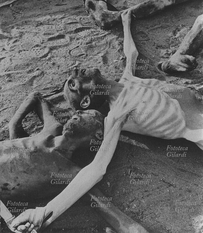 SHOAH cadaveri di prigionieri ebrei internati, così come furono ritrovati alla liberazione del campo. Drammatica immagine di un ebreo \