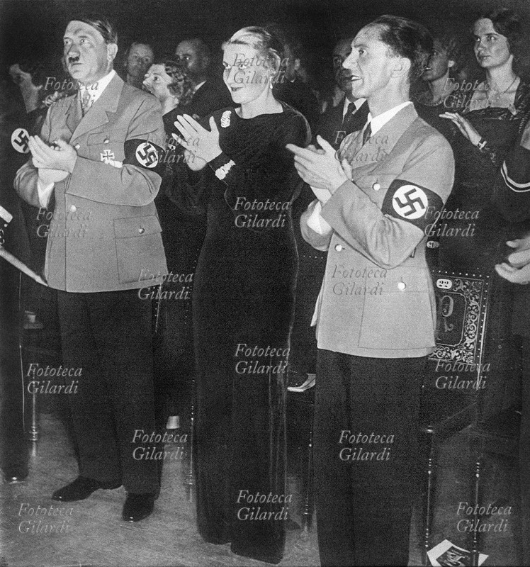 Adolf HITLER (1889-1945) con Magda e Joseph Goebbels ad un concerto. Germania 1943