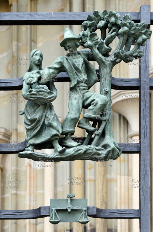 Jaroslav HOREJC (15 giugno 1886 - 3 gennaio 1983), scultore ceco: la raccolta dei frutti (Autunno), allegoria associata al segno zodiacale della Bilancia (23 settembre - 22 ottobre), realizzata intorno al 1955 come decorazione per l\