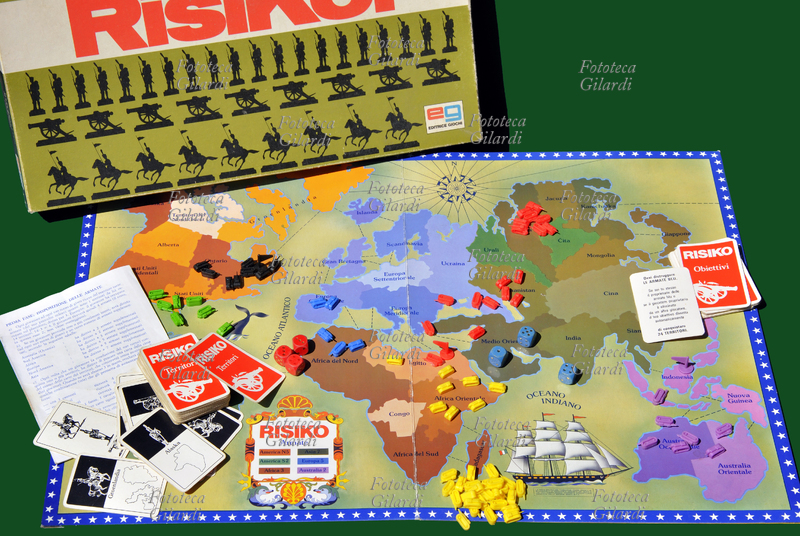 GAMES box Risk! and the bridge with the various components exposed. The popular game is derived from the French "The Conquest du Monde" in 1957, the first edition came out in Italy for Giochiclub in 1968. This specimen is of Games Publishing, the exclusive distributor in the updated version from 1977