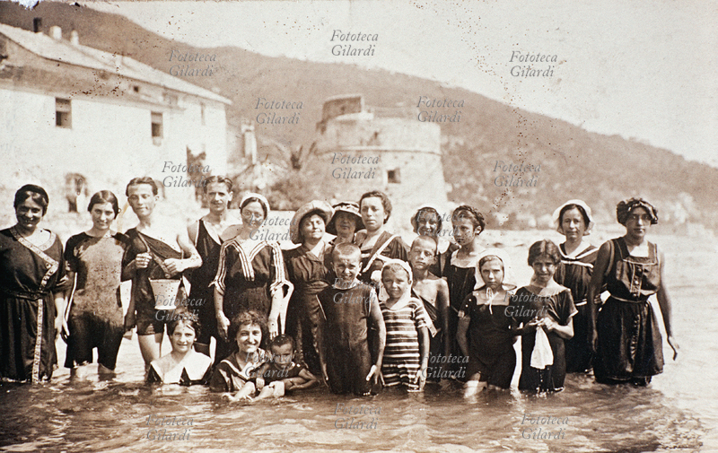 VACANZE Gruppo di donne, bambini e due ragazzi posano nell\