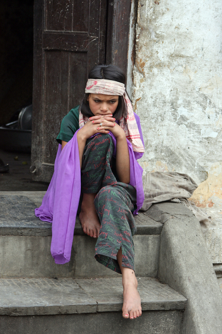 NEPAL RITRATTO DI GIOVANE DONNA NEPAL RITRATTO DI GIOVANE DONNA