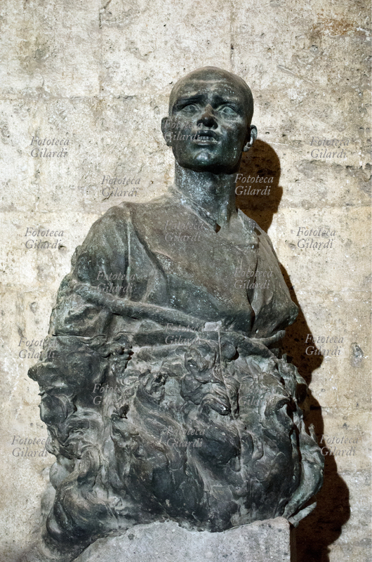 Giordano BRUNO (1548-1600) sul rogo, scultura bronzea di Salvatore Buemi (1860-1916). Commissionata nel 1910 da cittadini di Narni per commemorare il cinquantenario della liberazione della città dallo Stato Pontificio, la statua venne rimossa dal regime fascista in occasione del Concordato nel 1929. Rimase oltre ottant\