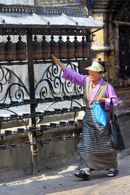 NEPAL FEDELE BUDDISTA FA IL RITUALE GIRO DELLE RUOTE DI PREGHIERA NEPAL FEDELE BUDDISTA FA IL RITUALE GIRO DELLE RUOTE DI PREGHIERA