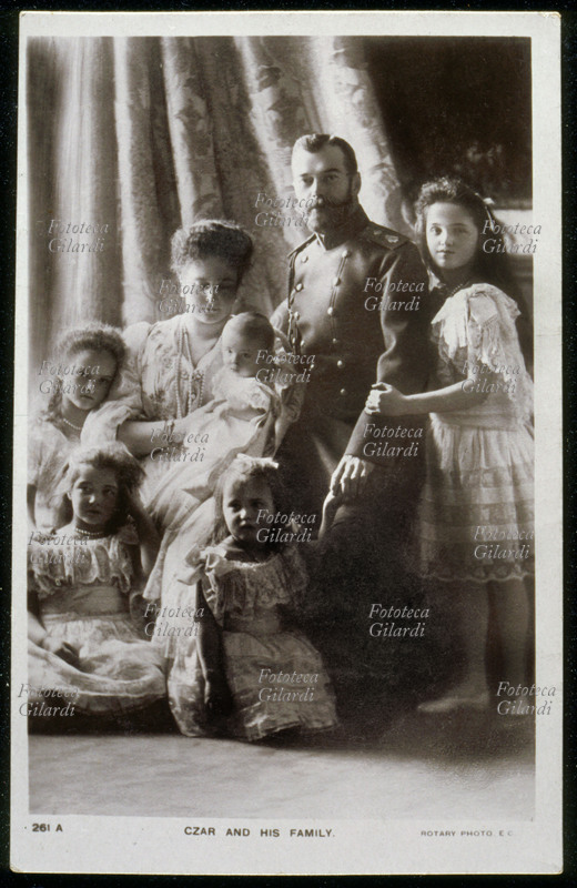 NICOLA II Aleksandrevic (1868-1918) Lo Zar di Russia ritratto con la sua famiglia: la moglie, Alice d\