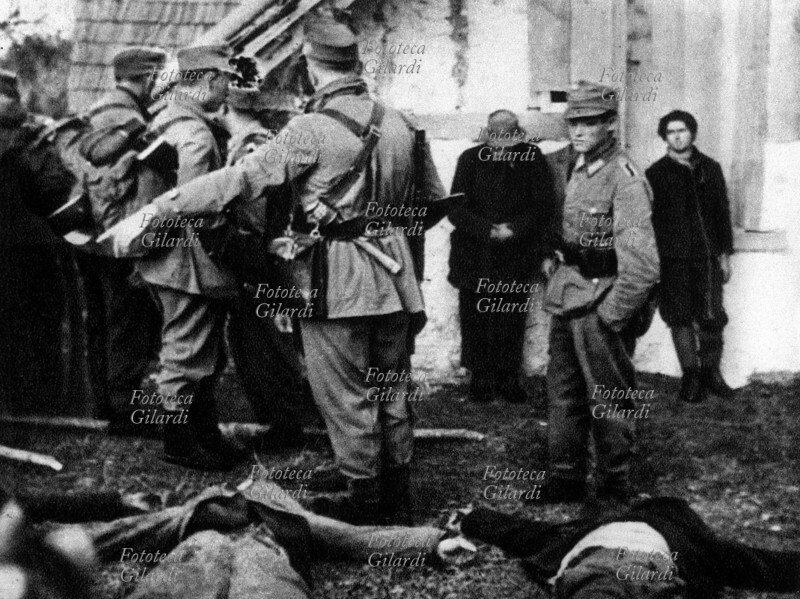 SECONDA GUERRA MONDIALE partigiani del battaglione della Savinja catturati sulla Kresîca, presso St. Jöst a Dobrovlje, vengono preparati alla fucilazione davanti ad alcuni loro compagni già giustiziati. Immagine da un\