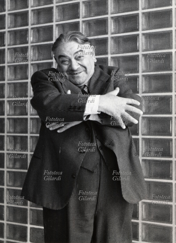 GESTI Checco Durante (Francesco Durante, 19 novembre 1893 – 5 gennaio 1976) interpreta vari termini nel linguaggio dei gesti popolari dialettali: si stringe nelle spalle e incrocia le braccia con aria ammiccante. L\