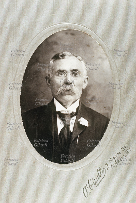 RITRATTO maschile a mezzo busto, inserito in un ovale. L\