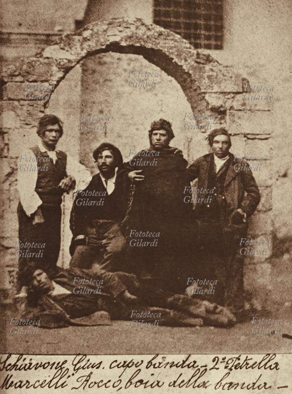 BRIGANTI 1860. La banda di Giuseppe Schiavone di Gennaro, detto Sparviero (1838-1864, seduto al centro) catturata e tradotta alla fucilazione. Di estrazione media, Schiavone divenne sergente nell\