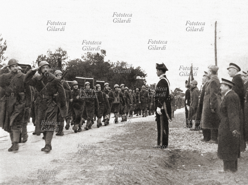 SECONDA GUERRA MONDIALE Battaglione San Marco, parte del Corpo di Liberazione Italiano, sfila davanti al comando militare, 1943 -1944