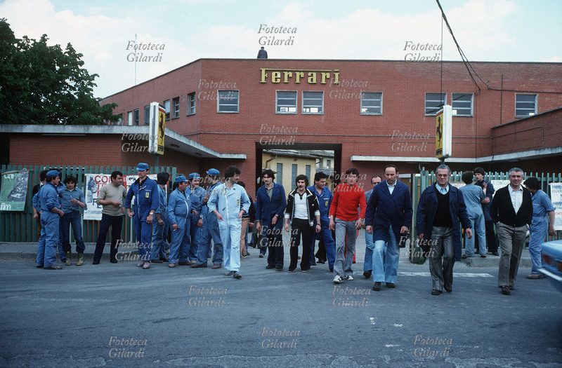 HISTORY OF THE INDUSTRY exit of workers from the Ferrari factories. Some posters illustrating the union demands hang on the gates. Maranello (Modena), 1970-79.