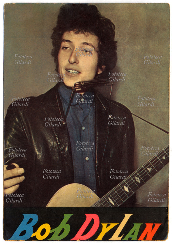 Bob DYLAN (Robert Zimmermann, 1941) musicista, compositore, cantante e poeta statunitense. Scrisse numerose canzoni di protesta pacifista e contro il razzismo. Cartolina postale, USA 1965 circa. © riservato. Questa immagine non è di dominio pubblico. È responsabilità di chi la utilizza ottenere tutte le autorizzazioni delle terze parti dal gestore di copyright prima della pubblicazione.