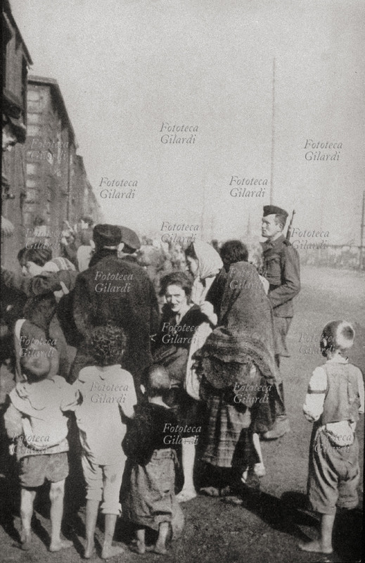 SHOAH gli occupanti di un vagone di trasporto diretto a Treblinka vengono fatti scendere e poi risalire, probabilmente per rimuovere i cadaveri. Fotografia presa di nascosto dall\