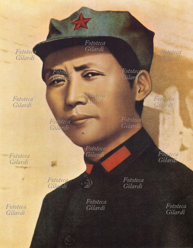 MAO TSE TUNG (1893-1976) ritratto in un manifesto del 1934 quando era Presidente della Repubblica Sovietica Cinese fondata nella provincia di Jiangxi nel 1931 e che aveva preceduto la Repubblica Popolare Cinese. Artefice della Rivoluzione Culturale, gettò le basi economiche e politiche della Cina moderna. Da qui nell\