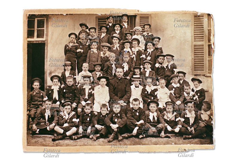 SCUOLA Scolaresca maschile delle classi elementari ritratta in una foto di gruppo. Seduto in mezzo agli allievi posa l\