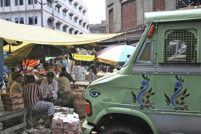 INDIA CALCUTTA FURGONE DECORATO AL MERCATO DELLA FRUTTA