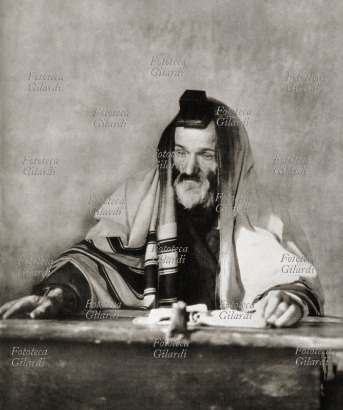 EBRAISMO Galizia Orientale. Ebreo in preghiera nella Sinagoga, indossando il \