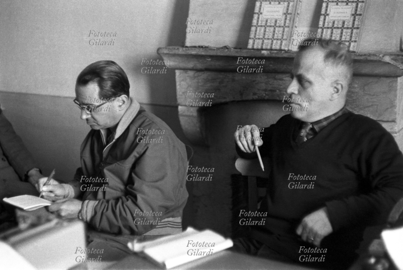 SUD E MAGIA Ernesto De Martino (1º dicembre 1908 – 9 maggio 1965, a destra nella foto), etnologo, antropologo, storico delle religioni e filosofo italiano ritratto con Emilio Servadio (14 agosto 1904 – 18 gennaio 1995), psicoanalista, parapsicologo, esoterista e giornalista pubblicista italiano, nel corso dell\