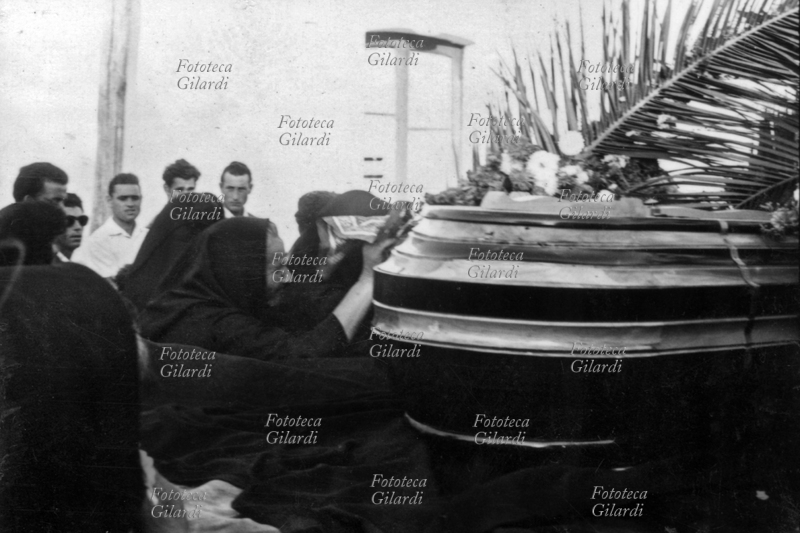 SAN DONACI Donne in nero seguono il camion con le bare delle vittime dell\