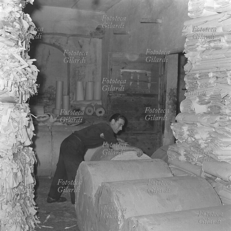 TIPOGRAFIA magazzino della carta: spostamento di una bobina per la preparazione della rotativa. L\