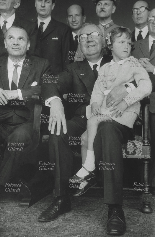 Giuseppe SARAGAT (19 settembre 1898 – 11 giugno 1988) Presidente della Repubblica, in una occasione informale con il braccio la nipotina. Italia, 1965.