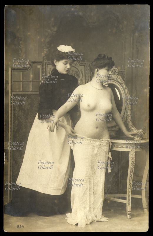 MODA Giovane donna aiutata dalla cameriera a vestirsi, sequenza fotografica in tre pose, 1900 circa