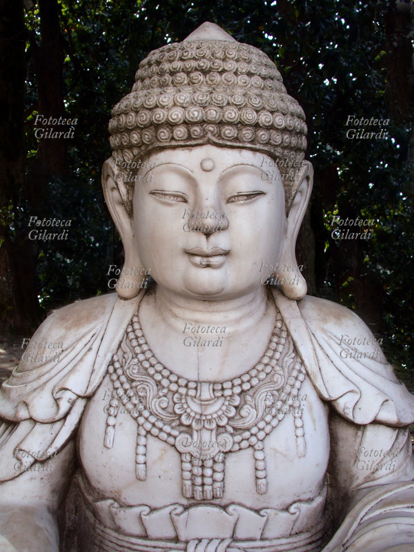 BUDDA in meditazione (dettaglio del viso). Statua in marmo, parco del Castello di Belgioioso (Pavia), XVIII secolo.