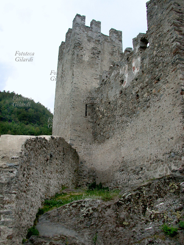 CASTELLO Visconti Venosta di Grosio. La sua costruzione risale alla seconda metà del XIV secolo per volontà dei Visconti di Milano; è uno dei pochi castelli Valtellinesi risparmiato dalle distruzioni effettuate dai Grigioni. La posizione strategica consentì ai Visconti di conquistare la Contea di Bormio nel 1376. È da questo episodio della storia che la fortezza prende il nome di \