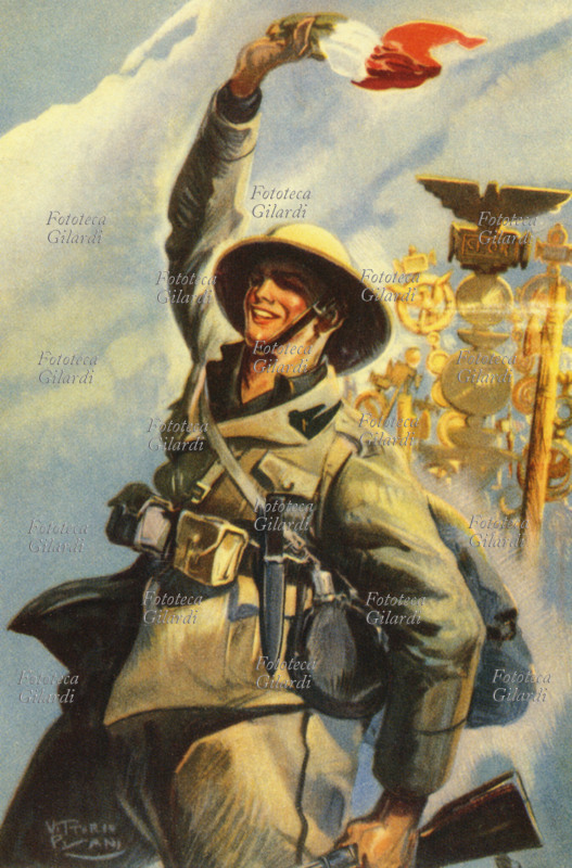 FASCISMO fante italiano trionfante sventola una piccola bandiera dinnanzi alle insegne delle antiche legioni romane alle quali si ispirano le \
