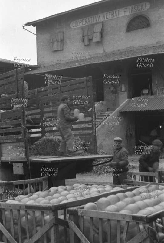 VETRO caricamento dei fiaschi per la distribuzione alle aziende addette all\