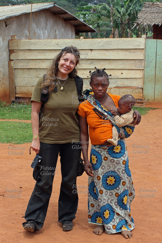 AFRICA autoritratto con giovane madre. Il villaggio appartiene a un gruppo etnico chiamato genericamente \