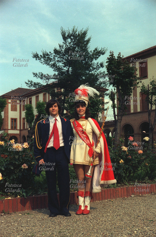 MARTINITT fotografia ricordo al termine della festa dei diciotto anni. Un ragazzo posa nel cortile della sede di via Pitteri con la majorette della \