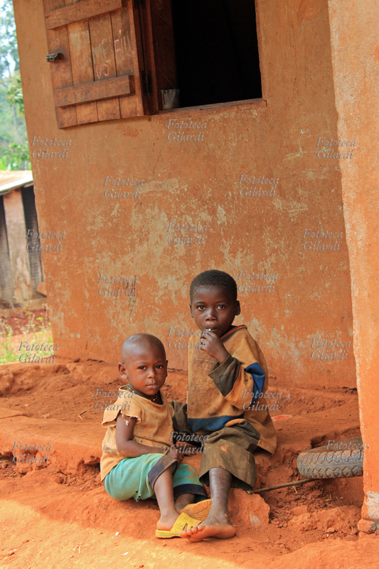 AFRICA ragazzini vicino a casa. Il villaggio appartiene a un gruppo etnico chiamato genericamente \